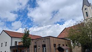 Auf dem Dach des Prackenbacher Bürgerhauses soll eine PV-Anlage mit Stromspeicher installiert werden. Der Gemeinderat stimmte einheitlich für das Vorhaben. Auf dem Dach des Prackenbacher Bürgerhauses soll eine PV-Anlage mit Stromspeicher installiert werden. Der Gemeinderat stimmte einheitlich für das Vorhaben.