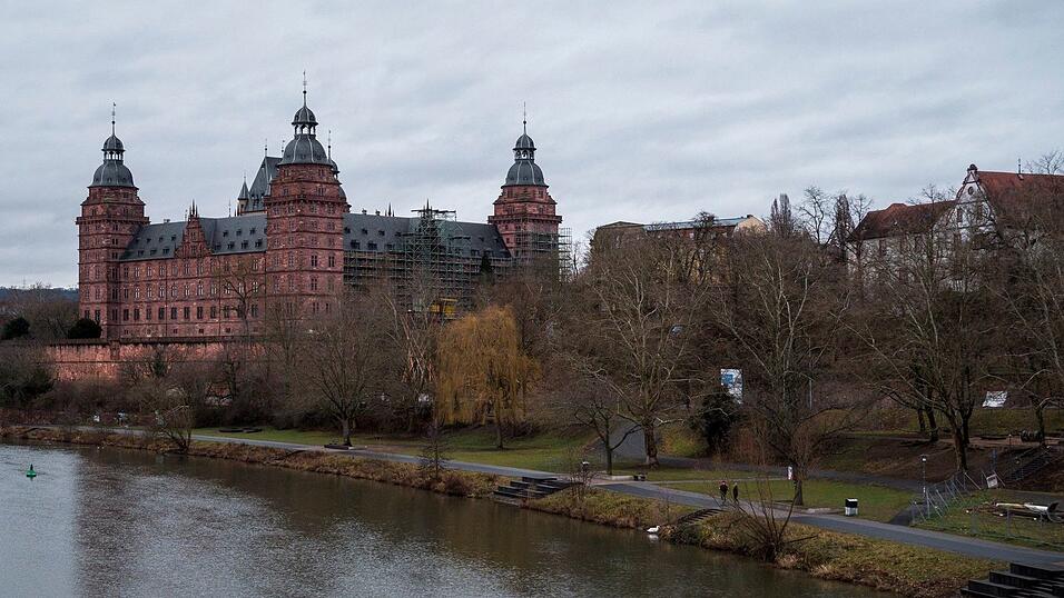 Viele Menschen in der Stadt am Untermain nehmen Anteil.