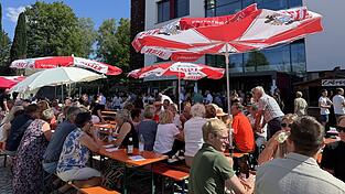 Bei herrlichen Temperaturen feierte man draußen vor dem Viechtacher Gymnasium, während die Lehrerband spielte. Bei herrlichen Temperaturen feierte man draußen vor dem Viechtacher Gymnasium, während die Lehrerband spielte.