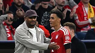 Vincent Kompany nimmt Jamal Musiala nach dessen Auswechslung in den Arm. Vincent Kompany nimmt Jamal Musiala nach dessen Auswechslung in den Arm.