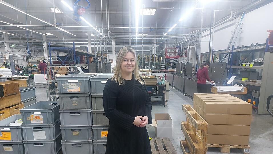 Juliane Wiedemann zeigt die noch nicht fertig eingerichtete neue Produktionshalle. &Uuml;berall stehen noch Kisten rum.