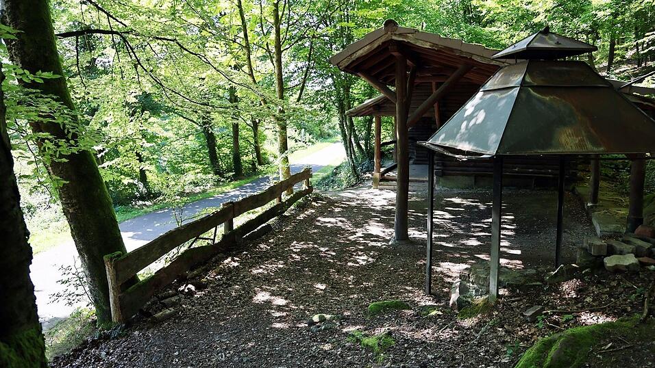 Die Leiche des 18 Jahre alten Opfers wurde in der Nähe einer Grillhütte im Spessart gefunden. (Archivbild)