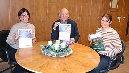 Bürgermeister Franz Aster nahm Auflage zwei des Ettlinger Heimatkalenders entgegen.
