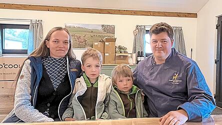 Petra Loibl und Tobias Ostermaier mit ihren beiden S&ouml;hnen. Hinter ihnen soll eine K&uuml;che f&uuml;r Wildtastings des Rotwildfleischs aus eigener Haltung entstehen.