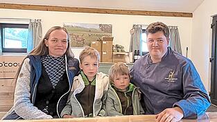 Petra Loibl und Tobias Ostermaier mit ihren beiden Söhnen. Hinter ihnen soll eine Küche für Wildtastings des Rotwildfleischs aus eigener Haltung entstehen. Petra Loibl und Tobias Ostermaier mit ihren beiden Söhnen. Hinter ihnen soll eine Küche für Wildtastings des Rotwildfleischs aus eigener Haltung entstehen.