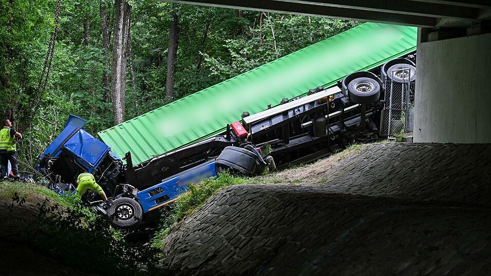 Ein Lastwagen ist auf der A96 bei Wangen verunglückt. Ein Lastwagen ist auf der A96 bei Wangen verunglückt.