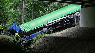 Ein Lastwagen ist auf der A96 bei Wangen verunglückt. Ein Lastwagen ist auf der A96 bei Wangen verunglückt.