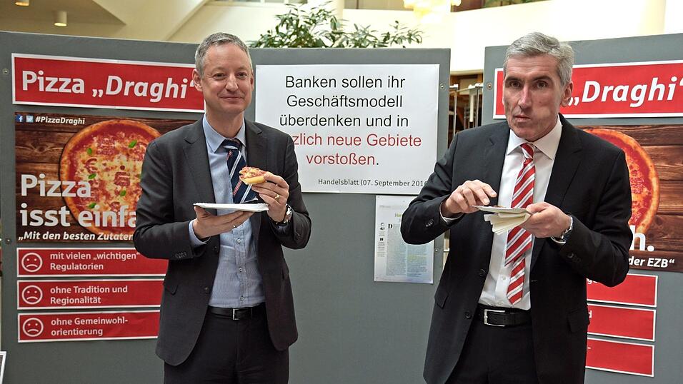 Am unsinnigen Donnerstag stellte die Sparkasse Niederbayern-Mitte ihr neues 'Geschäftsmodell' vor: Die Pizza 'Draghi' Am unsinnigen Donnerstag stellte die Sparkasse Niederbayern-Mitte ihr neues 'Geschäftsmodell' vor: Die Pizza 'Draghi'