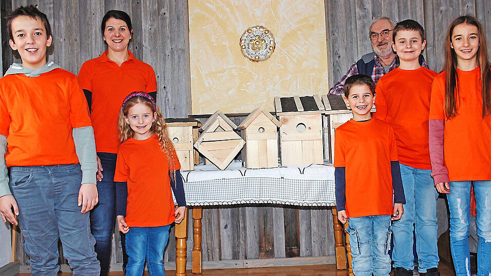 Carolin Wittmann (l.) und Hobbyschreiner Hans Stieglbauer mit Mitgliedern der Kinderfeuerwehr Schlatzendorf: Bastian Vogl (v.l.), Katharina Wittmann, Benedikt Wittmann, Michael Wittmann und Laura Vogl. Carolin Wittmann (l.) und Hobbyschreiner Hans Stieglbauer mit Mitgliedern der Kinderfeuerwehr Schlatzendorf: Bastian Vogl (v.l.), Katharina Wittmann, Benedikt Wittmann, Michael Wittmann und Laura Vogl.
