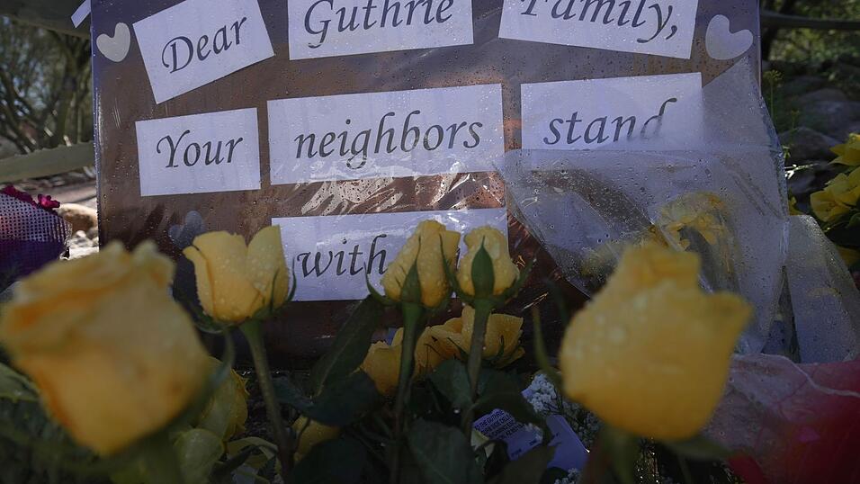 Angeh&ouml;rige und Nachbarn haben weiterhin Hoffnung, dass die 84-j&auml;hrige Nancy Guthrie lebend wieder auftauchen k&ouml;nnte. Die Polizei geht von einer Entf&uuml;hrung aus.