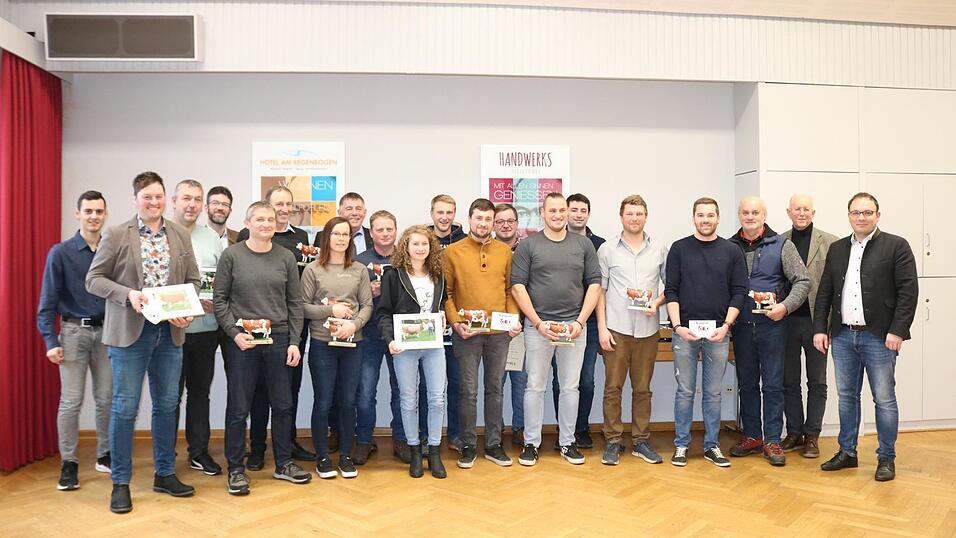 Die Geehrten bekommen eine Auszeichnung in Form einer Miniatur-Kuh.