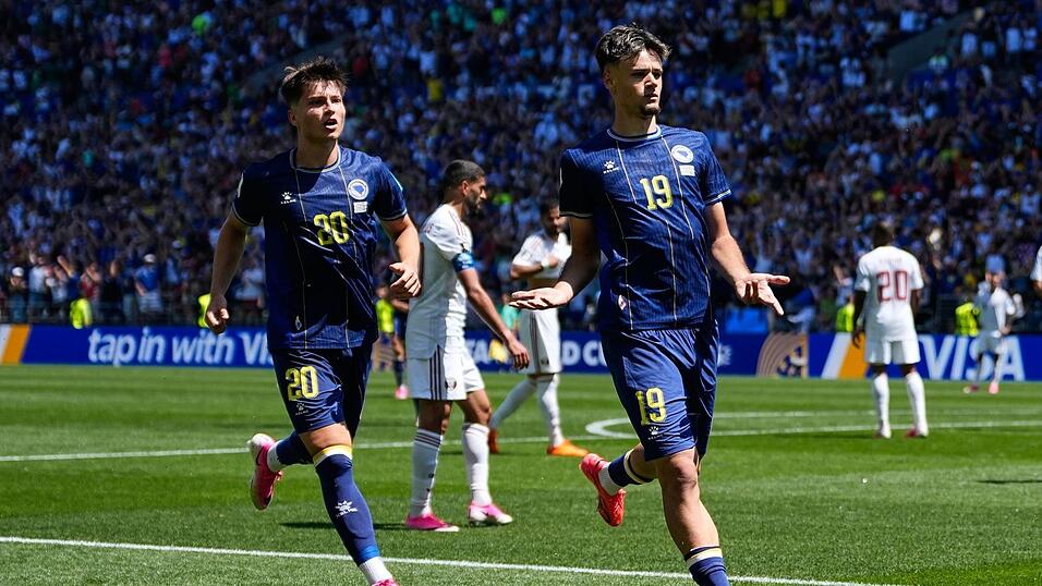 Kerim Alajbegovic (r.) brachte Bosnien-Herzegowina in F&uuml;hrung.