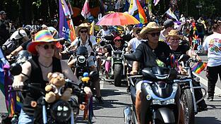 Die Parade ist eingebettet in ein dreit&auml;giges Stra&szlig;enfest mit Konzerten, Karaoke, politischen Gespr&auml;chsrunden und Partys.