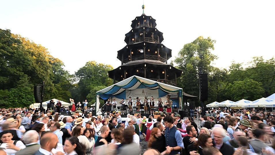 In den vergangenen Jahren besuchten meist mehr als 10.000 Menschen den Kocherlball am Chinesischen Turm. (Archivbild) In den vergangenen Jahren besuchten meist mehr als 10.000 Menschen den Kocherlball am Chinesischen Turm. (Archivbild)