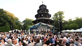 In den vergangenen Jahren besuchten meist mehr als 10.000 Menschen den Kocherlball am Chinesischen Turm. (Archivbild) In den vergangenen Jahren besuchten meist mehr als 10.000 Menschen den Kocherlball am Chinesischen Turm. (Archivbild)