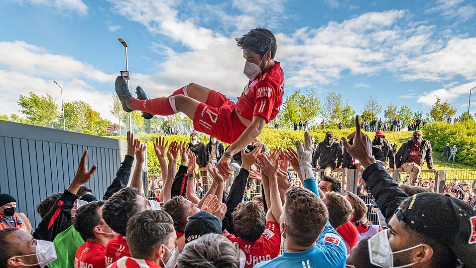 Er lebe hoch! 14 Jahre spielte Oliver Hein für den SSV Jahn Regensburg, am Pfingstsonntag nahm der Salchinger nach dem Spiel gegen den FC St. Pauli Abschied und wurde von Mitspielern und Fans gefeiert. Er lebe hoch! 14 Jahre spielte Oliver Hein für den SSV Jahn Regensburg, am Pfingstsonntag nahm der Salchinger nach dem Spiel gegen den FC St. Pauli Abschied und wurde von Mitspielern und Fans gefeiert.