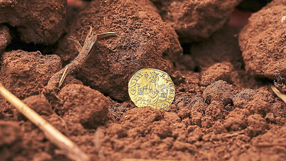 Als der Metalldetektor ausschlägt, sieht Michael Leigh-Mallory bereits etwas in der Erde glitzern. Er ist sich sicher, es muss sich um Gold handeln - er hat recht. Wie kostbar die Münze ist, weiß er zu dem Zeitpunkt noch nicht.