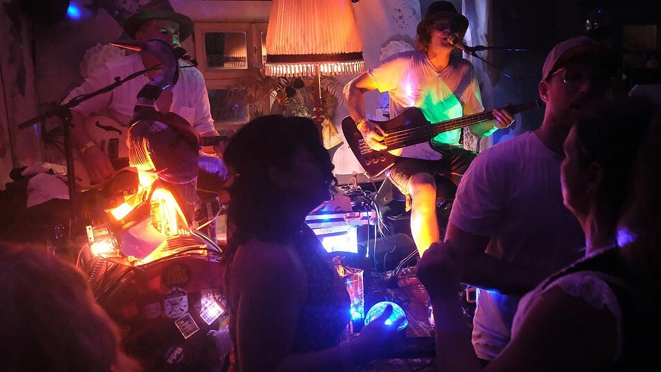 Partykl&auml;nge und z&uuml;nftige Kapellen, f&uuml;r jeden Nachtschw&auml;rmer in Tracht war etwas dabei.