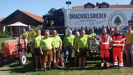 Die &bdquo;Raiwada Bulldog-Freunde&ldquo; spendeten an die Helfer vor Ort 250 Euro aus dem Erl&ouml;s ihres letztj&auml;hrigen Treffens. Stefan Kopp (4. v. r.) und Sebastian Geiger (2. v. r.) nahmen die Spende von Josef Kollmer (6. v. r.) entgegen. Am kommenden Samstag erhoffen sich die Bulldog-Freunde wieder viele Besucher zu ihrem diesj&auml;hrigen Treffen in Raiwad.