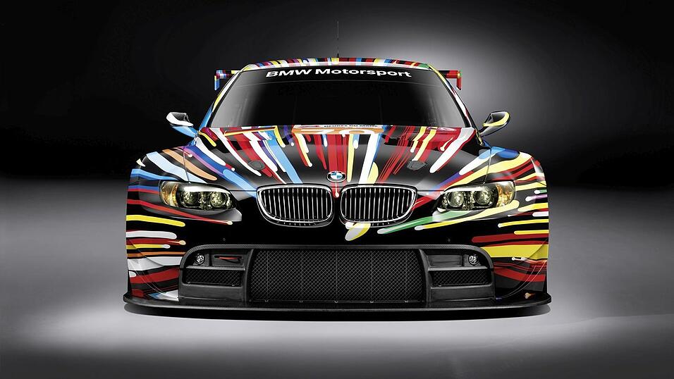 Bereits 2010 hat Jeff Koons ein 'Art Car' f&uuml;r BMW entworfen. Das ist jetzt gemeinsam mit den Versionen seiner K&uuml;nstlerkollegen bis Sonntag in der Pinakothek der Moderne zu sehen. Koons neuer Coup wird dagegen erst im Februar 2022 in Los Angeles enth&uuml;llt.