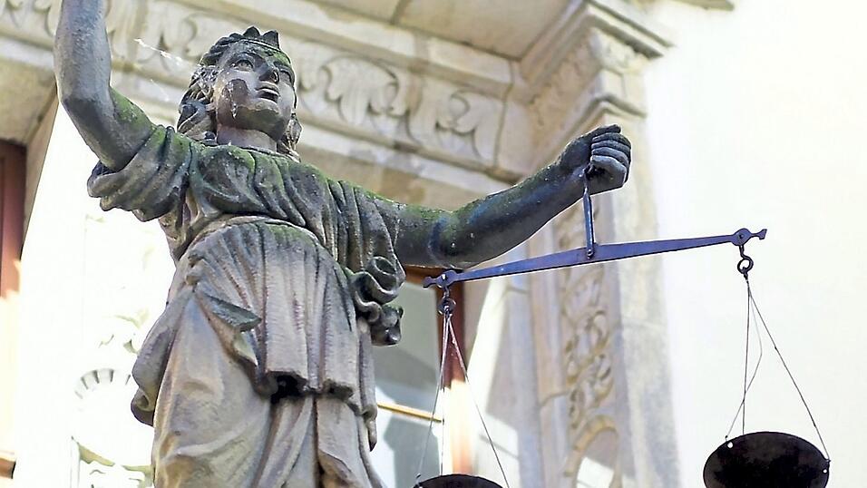 Selbst wenn sich einer im Vollrausch in einen 7,5-Tonner setzen und damit in einen Martinsumzug voller Kinder fahren w&uuml;rde, d&uuml;rfte die Strafe nicht h&ouml;her als f&uuml;nf Jahre ausfallen, sagte Verteidiger Schladt.