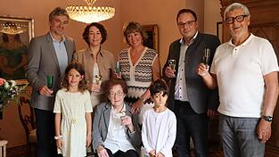 Liselotte Segerer (vorne, Mitte) mit ihrer Familie und Bürgermeister Martin Stoiber (Zweiter von links) Liselotte Segerer (vorne, Mitte) mit ihrer Familie und Bürgermeister Martin Stoiber (Zweiter von links)