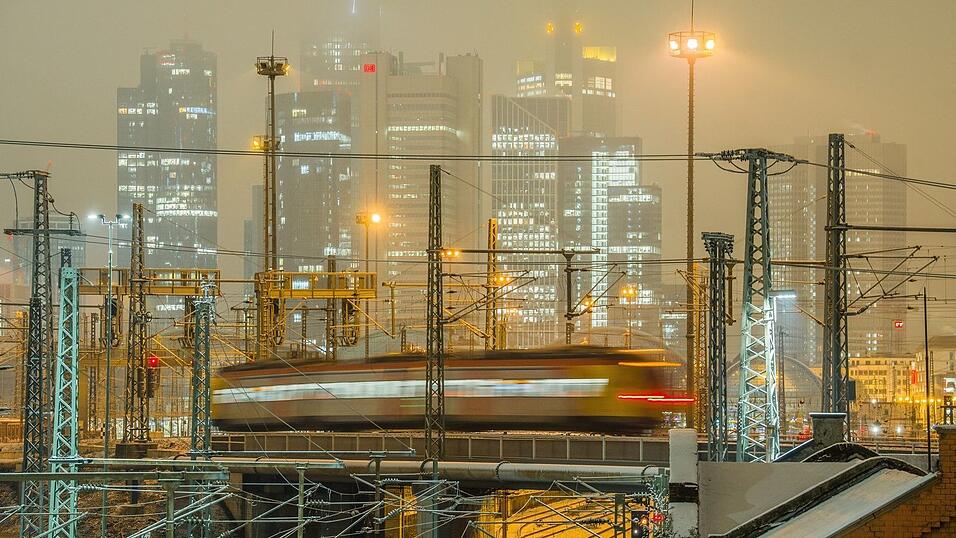 Bei der Bahn kam es wegen des Unwetters mancherorts zu Einschränkungen bei Regionalzügen. Im Fernverkehr drosselte die Bahn auf einigen Strecken die Geschwindigkeit der Züge. Bei der Bahn kam es wegen des Unwetters mancherorts zu Einschränkungen bei Regionalzügen. Im Fernverkehr drosselte die Bahn auf einigen Strecken die Geschwindigkeit der Züge.