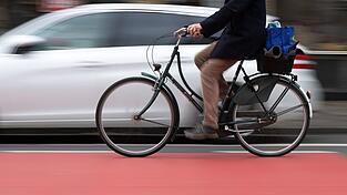 Der Fahrradfahrer starb nach dem Zusammensto&szlig; mit einer Autot&uuml;r. (Symbolbild)