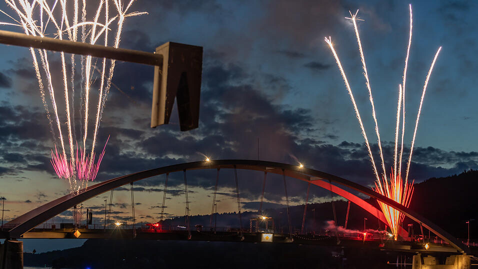 Bereits ab 20 Uhr stieg die Party beiderseits der Donau, um 22 Uhr dann begeisterte das feurige Spektakel auf der Donaubrücke die Gäste. Bereits ab 20 Uhr stieg die Party beiderseits der Donau, um 22 Uhr dann begeisterte das feurige Spektakel auf der Donaubrücke die Gäste.