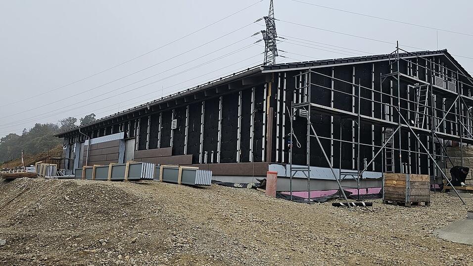 Das neue Wasserwerk in Au ist seit Juli in Betrieb. Der Zweckverband investierte rund 8,3 Millionen Euro in die Anlage. Die Technik im Inneren des Hauses l&auml;uft, es stehen nur noch die Fassadenverkleidung und die Gestaltung der Au&szlig;enanlagen an.