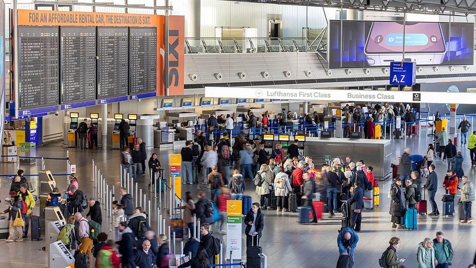 Mehr als 500.000 Flugpassagiere können ihre Reisen am Montag nicht wie geplant antreten.