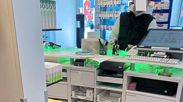 Hier hat eine Kamera einen Abholer in einer Apotheke gefilmt. Gerade bei Krebsmedikamenten kann es pro Rezept um einen Wert von mehreren Tausend Euro gehen.