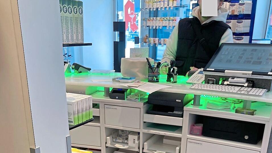Hier hat eine Kamera einen Abholer in einer Apotheke gefilmt. Gerade bei Krebsmedikamenten kann es pro Rezept um einen Wert von mehreren Tausend Euro gehen.