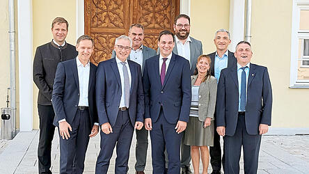 Sie sind in großer Sorge um die Kommunalfinanzen: Bezirkstagspräsident Olaf Heinrich (v. l.), Regierungspräsident Rainer Haselbeck, die Landräte Werner Bumeder (Dingolfing-Landau), Alfred Holzner (Landshut), Sebastian Gruber (Freyung-Grafenau), Tobias Beck (Straubing-Bogen), Ronny Raith (Regen) und Martin Koppmann (Rottal-Inn) sowie Andrea Degel vom bayerischen Landkreistag. Sie sind in großer Sorge um die Kommunalfinanzen: Bezirkstagspräsident Olaf Heinrich (v. l.), Regierungspräsident Rainer Haselbeck, die Landräte Werner Bumeder (Dingolfing-Landau), Alfred Holzner (Landshut), Sebastian Gruber (Freyung-Grafenau), Tobias Beck (Straubing-Bogen), Ronny Raith (Regen) und Martin Koppmann (Rottal-Inn) sowie Andrea Degel vom bayerischen Landkreistag.