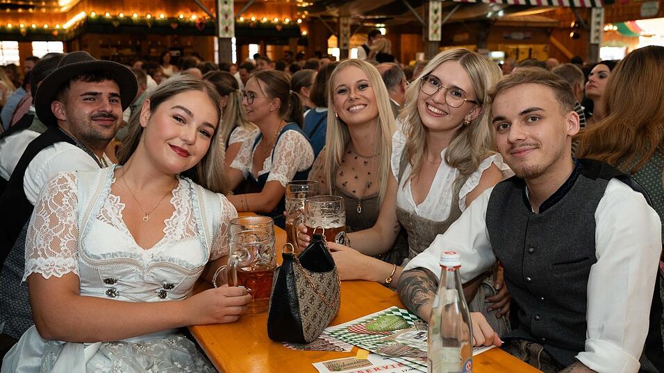 Die Partybilder vom Mittwoch, 12. August, aus dem Festzelt Weckmann. Die Partybilder vom Mittwoch, 12. August, aus dem Festzelt Weckmann.