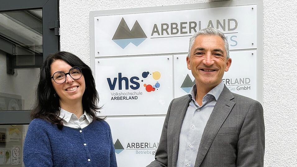 Landrat Ronny Raith beglückwünschte die neue Leiterin der Volkshochschule Arberland, Sabrina Kraas. Landrat Ronny Raith beglückwünschte die neue Leiterin der Volkshochschule Arberland, Sabrina Kraas.