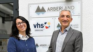 Landrat Ronny Raith begl&uuml;ckw&uuml;nschte die neue Leiterin der Volkshochschule Arberland, Sabrina Kraas.