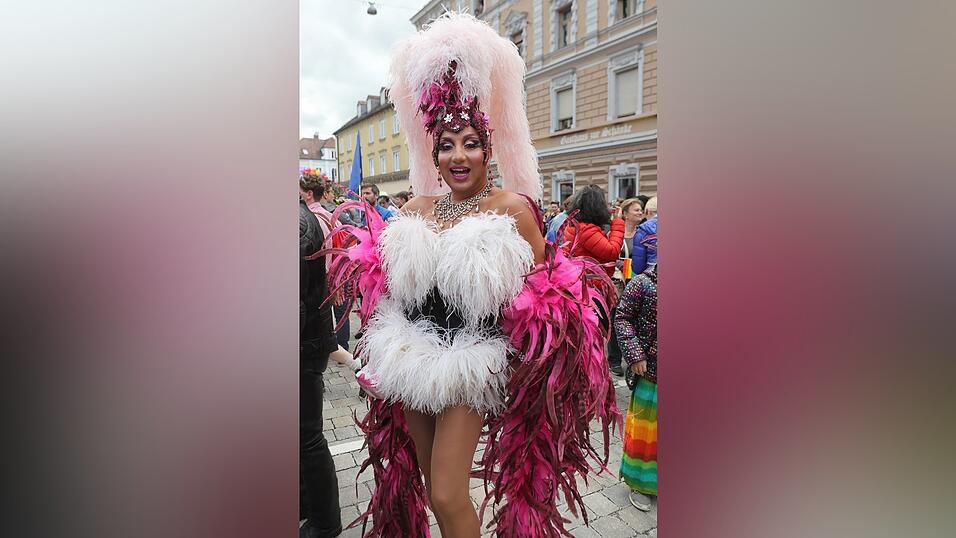 Knapp 2.000 Teilnehmer feierten am Samstag in Landhut den ersten Christopher-Street-Day Niederbayerns.