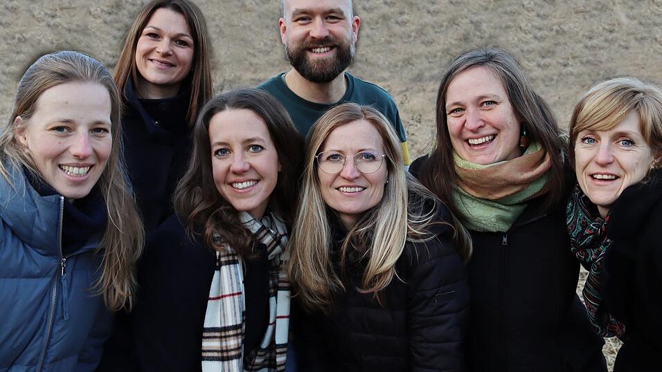 Die Vorstandschaft des neu gegr&uuml;ndeten Kunst- und Kulturvereins: Stefanie Bergmaier, Kerstin Huber, Julia &Uuml;bersch&auml;r, Josef Hundhammer, Christine Hanusch, Franziska Biederer und Bianca Zehentbauer (von links)