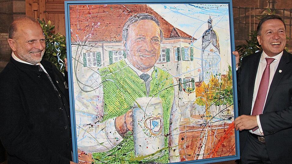 Das Geschenk: Stadtrat und zugleich K&uuml;nstler Harry Seeholzer (links) hatte ein Portr&auml;t vom Erdinger Rathaus mit dem Jubilar OB Max Gotz gemalt.