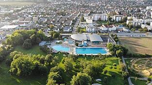 Aus dem Ergomar, dem Schwimmbad mit Saunabereich in Ergolding, erreichten die Redaktion 2024 zwei ähnliche Polizeiberichte, beide Male hat sich je ein Mann offen befriedigt. Aus dem Ergomar, dem Schwimmbad mit Saunabereich in Ergolding, erreichten die Redaktion 2024 zwei ähnliche Polizeiberichte, beide Male hat sich je ein Mann offen befriedigt.