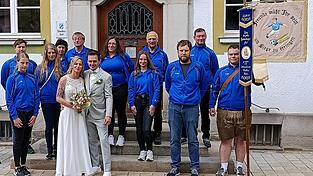 Das frisch verm&auml;hlte Brautpaar mit der Abordnung des SV Rittsteig vor dem K&ouml;tztinger Rathaus.
