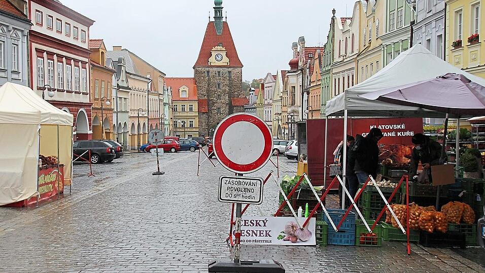 Der Wochenmarkt in Domažlice ging am Mittwoch in verkleinerter Form (nur drei St&auml;nde) auf dem Stadtplatz &uuml;ber die B&uuml;hne.