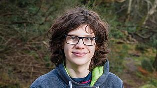 Dara ist 16 Jahre alt und hat Asperger. Dara ist 16 Jahre alt und hat Asperger.