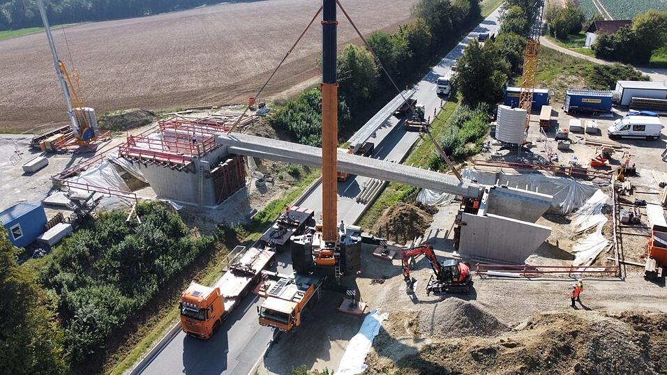 Der Autokran brachte die Fertigteile in die richtige Position.