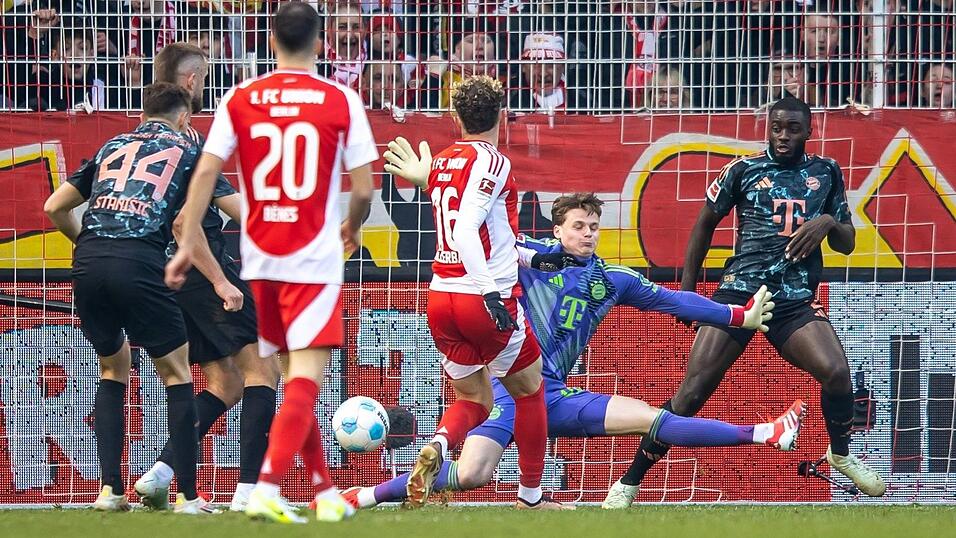 Benedict Hollerbach überwindet Bayern-Keeper Jonas Urbig.