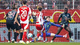 Benedict Hollerbach überwindet Bayern-Keeper Jonas Urbig.