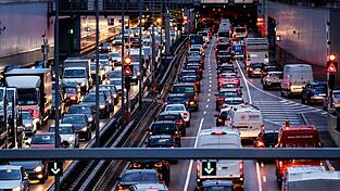 In der Hauptverkehrszeit verbrachten Autofahrerinnen und Autofahrer im Gro&szlig;raum M&uuml;nchen 2025 insgesamt rund 116 Stunden im Stau.