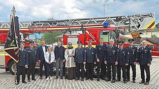 Die Feuerwehrf&uuml;hrung zusammen mit Pfarrer Augustinus, Landrat Schindler und einigen Ehreng&auml;sten nach der Segnung der neu erworbenen Drehleiter DLK 23/12