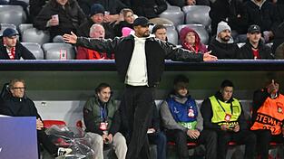 Gegen Arsenal stand Vincent Kompany nach «einem saftigen Virus» wieder am Spielfeldrand. Zu Früh? (Archivbild) Gegen Arsenal stand Vincent Kompany nach «einem saftigen Virus» wieder am Spielfeldrand. Zu Früh? (Archivbild)